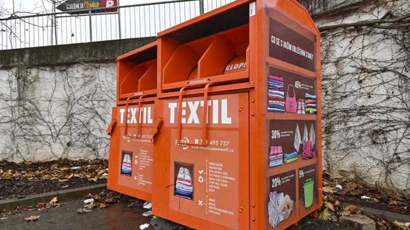 Kontejner na textil způsobil smrt mladíka ve Strakonicích. Tělo museli vyprostit hasiči