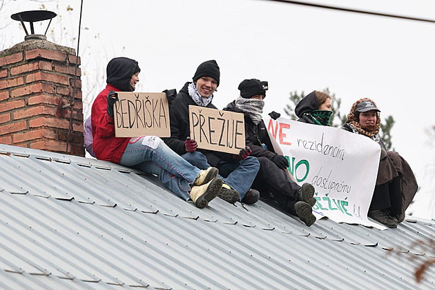 Boj o Bedřišku. Obránci kolonie opustili střechu domu, zastal se jich i prezident