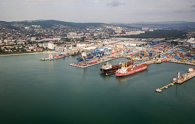 Ukrajinci zaútočili na ruský terminál v Novorossijsku, vývoz ropy se přerušil