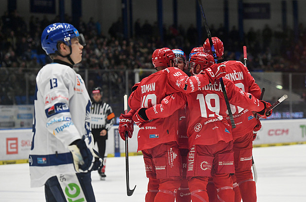 ONLINE: Třinec v přestřelce na Kladně srovnává. Sparta se trápí, Boleslav otáčela