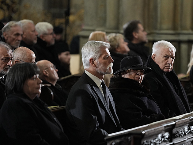 S Dukou se loučí prezidenti, kněží i herci. Nad Hradem prolétla letadla ve tvaru kříže