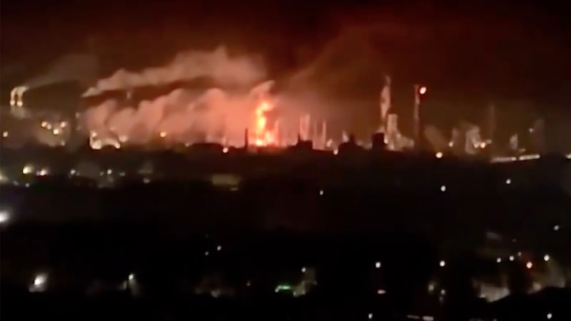 Ukrajinci tvrdě útočili na Volgograd, kde je rafinerie. Rusové bojují s plameny, ukazuje video