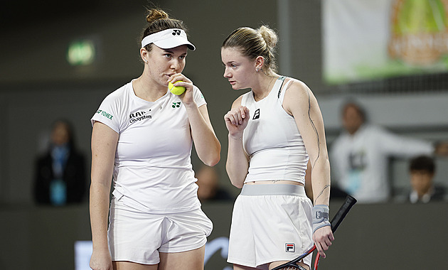 Tenis ONLINE: O udržení rozhoduje třetí set čtyřhry, Češky odvracejí brejkboly