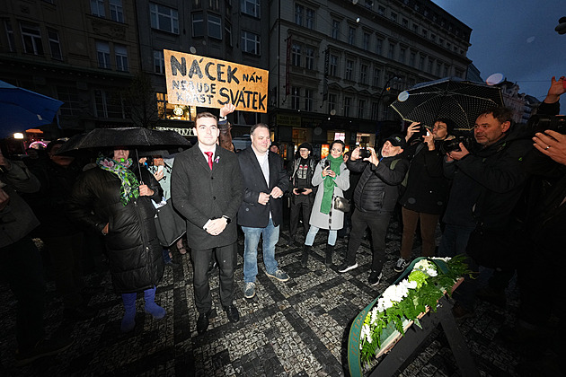 Na Národní třídu přicházejí první politici. Hanba! volali protestující na Babiše