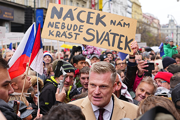 Nácek nám nebude krást svátek, vítal Turka s Motoristy transparent a obří ryk