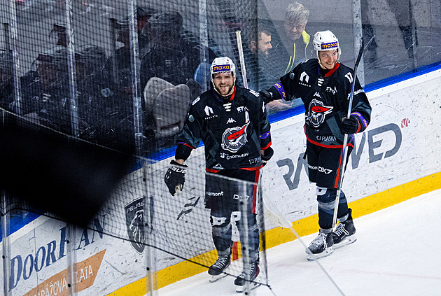 Chomutov rozdrtil Litoměřice 7:2, pět gólů dal Coskey. Slavia opět vyhrála
