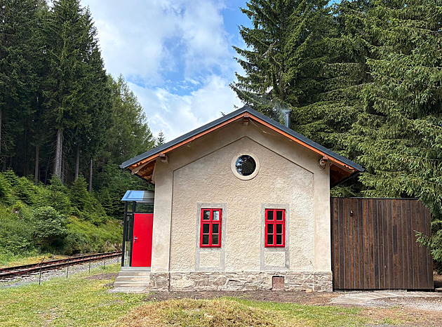 Zachraňují horské nádraží Kovářská. Přespat můžete ve vagonech i vechtrovně