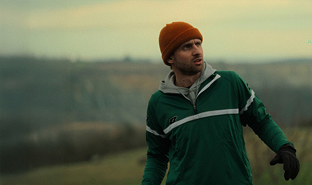 RECENZE: Podezřelý guláš, den blbec. Jak baví nezávislý film Švábi, který točili v bytě