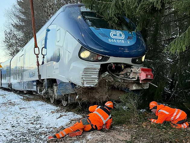 Osobní vlak Českých drah vykolejil na trati do Německa, projel návěstidlo