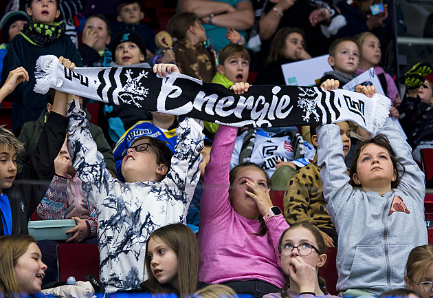 Máš tu svoji školku? hecovali Tomka. Pištící děti školní zápas „vyprodaly“