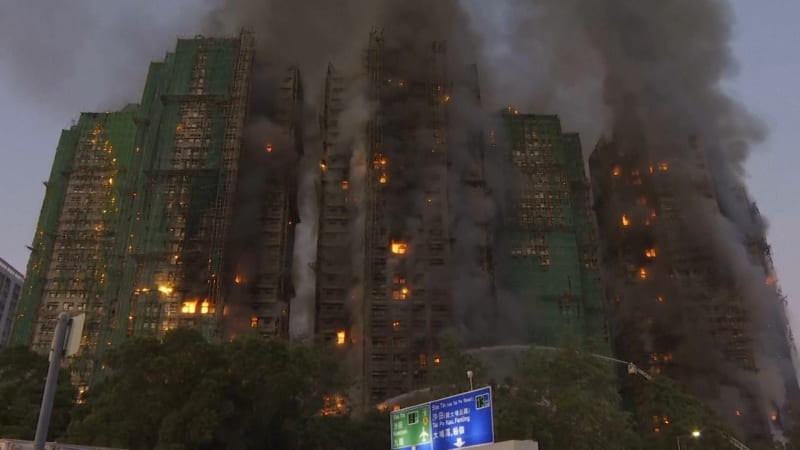 Masivní požár bytového komplexu v Hongkongu: Nejméně 36 mrtvých, stovky lidí se pohřešují