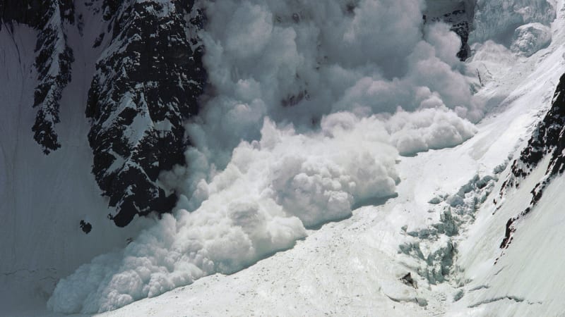 Mohutná lavina zasáhla v Alpách sjezdovku, ukazují záběry. Záchranáři odkrývají zasypané lidi
