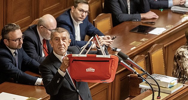 Nerozumím tomu, proč jste svolali tuto schůzi, řekl Babiš poslancům
