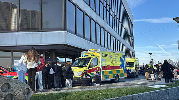 V tlačenici na školní veletrh kolabovaly děti. Ochranka zabavila nože i petardy