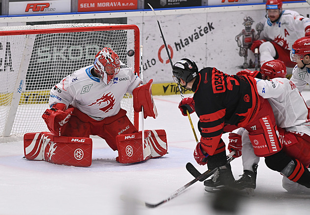 ONLINE: Třinec rychle vede. Budějovice čelí Spartě, Pardubice čeká v derby Hradec