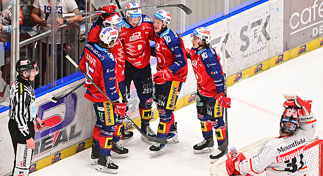 ONLINE: Třinec zvyšuje, Sparta i Pardubice srovnávají. Kaše má hattrick proti Kometě