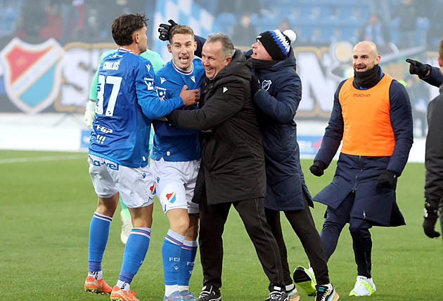 Jen pusa na líco! Žádný extrém. Majitel děkoval koučovi a Baník konečně slavil