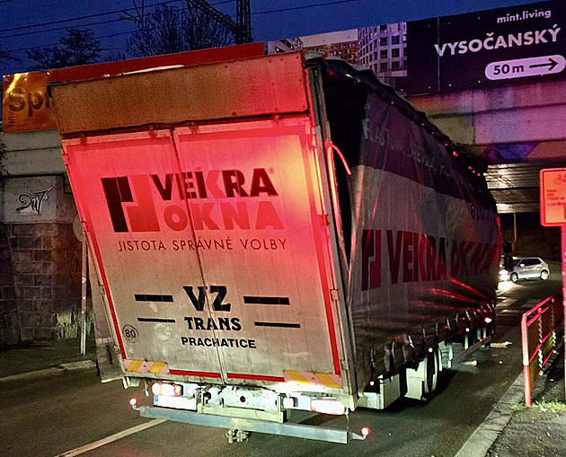 Ve Vysočanech uvázl kamion pod mostem. Nehoda komplikovala dopravu