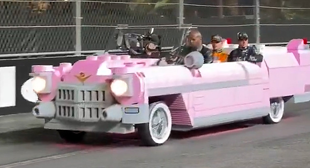 Autozápisník: Bentley uctilo české letce a v Kladně postavili z lega cadillac