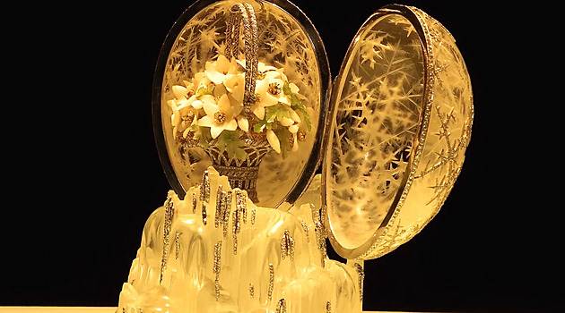 Diamanty, květy a sněhové vločky. Fabergého vejce vydražili za rekordní sumu