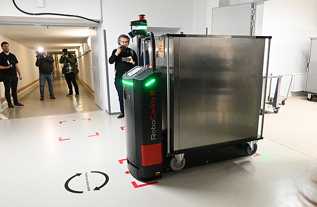 Nemocnice v Jihlavě využívá roboty. Sami přivolají výtah, rozvezou obědy a uklidí