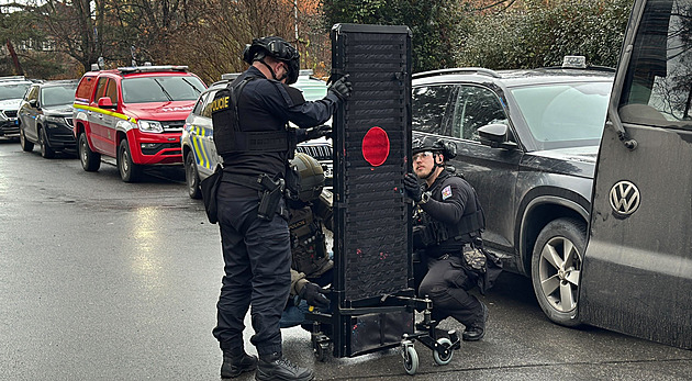 Policie vtrhla k zabarikádovanému muži, v bytě našla kanystr z hořlavinou