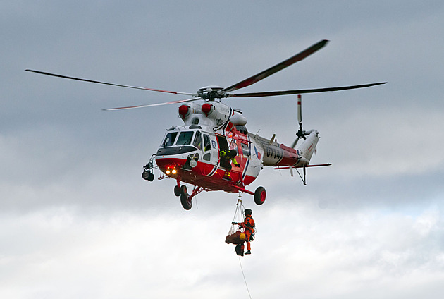 Ministerstvo chce nápravu šikany na letecké záchrance v Líních, armáda náčelnici podrží