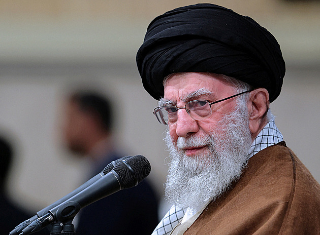 Chameneí omilostnil přes 2000 vězňů, zadržené demonstranty vynechal