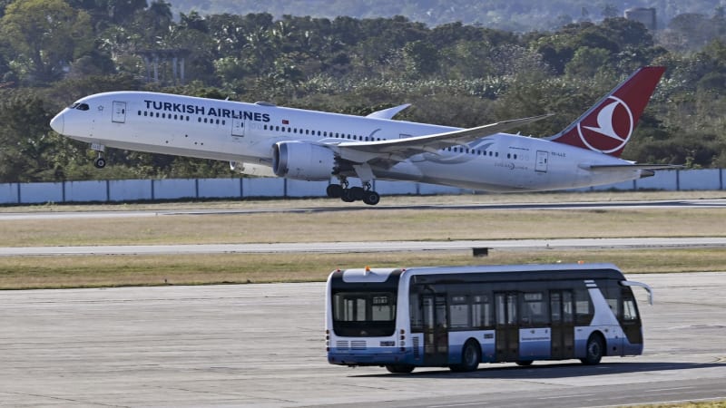Krize, jaká tu ještě nebyla: Kuba nemá palivo pro letadla. Cestovky ukončují sezonu předčasně