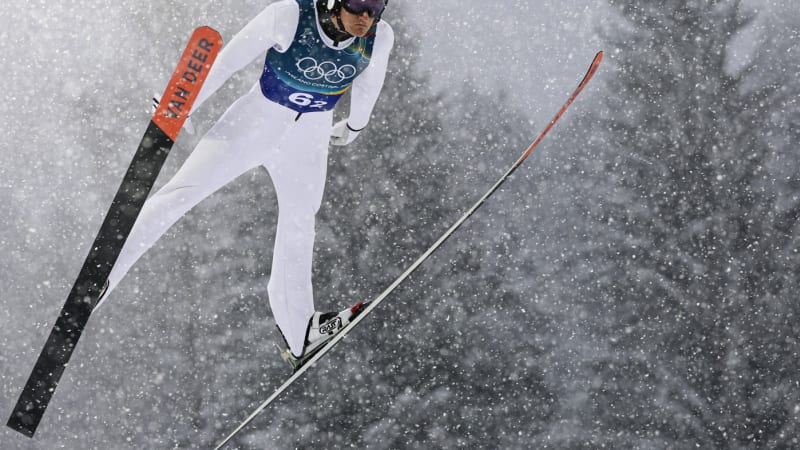 Sdruženáře trefil na skokanském můstku fukar, ukazují záběry. Pořadatelé ZOH se mu omluvili