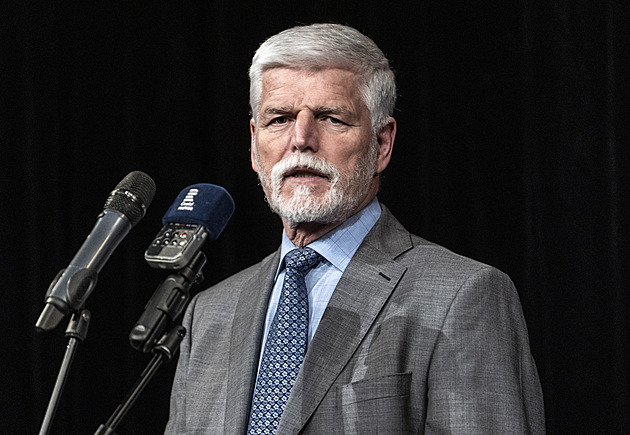 Pavel nebude vládě vetovat rozpočet, který podle odborníků porušuje zákon