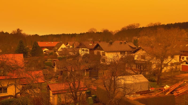 Nebe nad Českem se o víkendu zbarví do ruda. Saharský písek může ovlivnit teploty