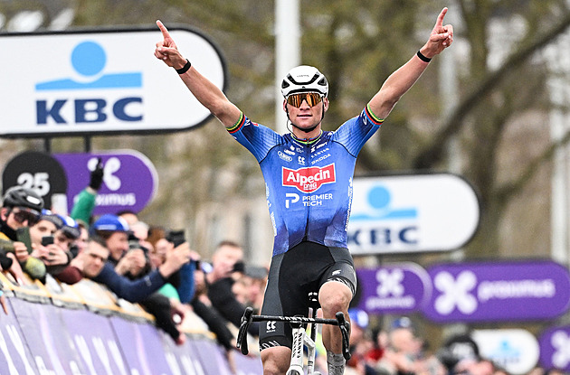 Van der Poel se vyhnul soupeřově hlavě a ujel na kostkách. Vacek na Omloopu píchl