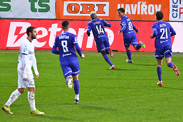 Karviná - Slovácko 0:2, hosté udrželi vedení i v deseti, v nastavení ještě zvýšili