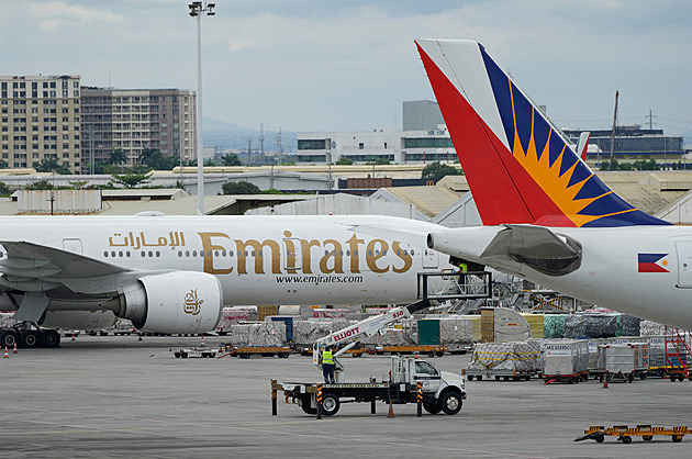Tisíce pasažérů stále zůstávají na letištích, akcie aerolinek pomalu ožívají