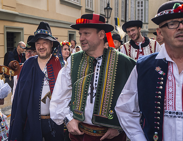 Poslanci dorazili v lidových krojích, oblékli ho i Okamura a ministr Klempíř