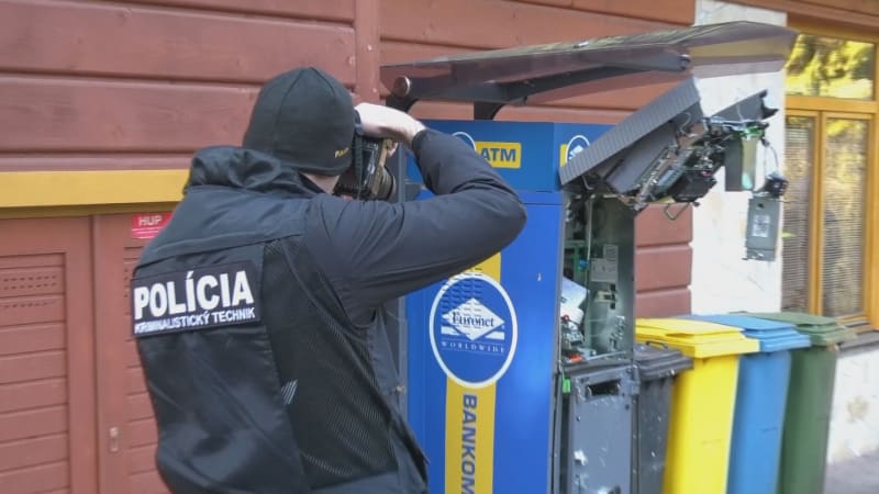 Exploze bankomatu, divoká honička i střelba: Slovenští policisté naháněli prchající lupiče