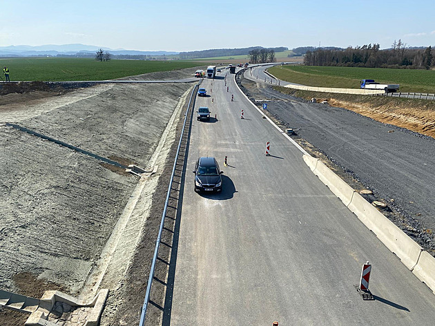 Částečná úleva pro řidiče. Silničáři otevřeli jeden pás D48 na pomezí tří krajů
