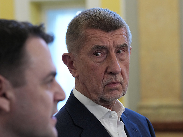 Vláda má ve sporu s Pavlem silnější karty. Jde o víc než o summit NATO, říká politolog