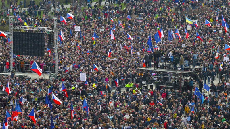 ON-LINE: Na Letné se začínají scházet protestující. Milion chvilek jich očekává až 400 tisíc