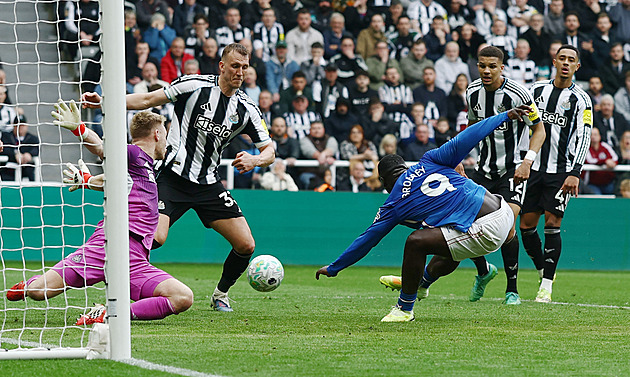 ONLINE: Sunderland otočil na Newcastlu, chystá se West Ham i Tottenham