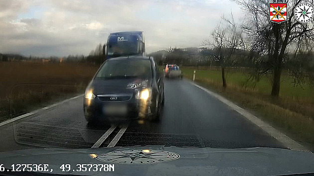 Risk přes plnou čáru. Řidič při předjíždění traktoru málem smetl policejní auto