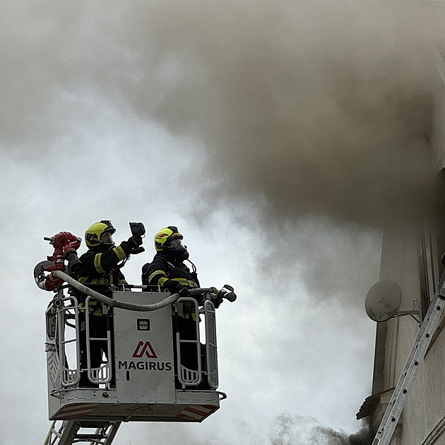 Požár patrového domu ve Varnsdorfu, hasiči rozebírali střechu. Pomáhali i Němci