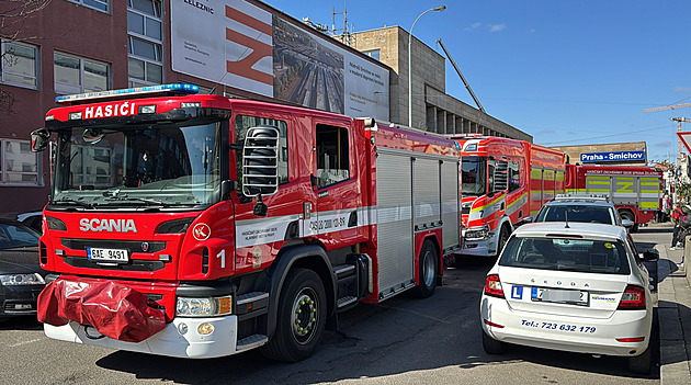 Požár v budově smíchovského nádraží. Vzňal se odpad ve sklepě