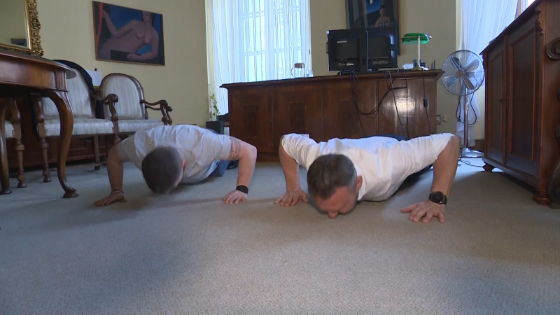 Hubnutí poslanců: Bylo by divné dávat rady s pupkem, říká Nacher. Na vládě by zavedl fotbal