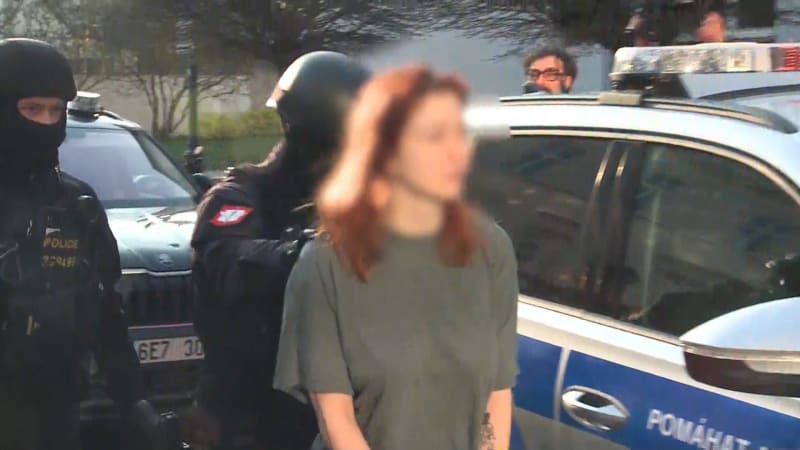 EXKLUZIVNĚ: Otec Anežky obviněné z terorismu věří, že je nevinná. Sousedé jsou v šoku