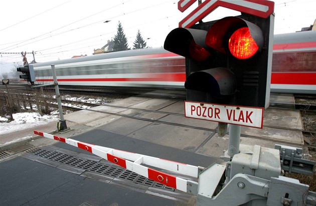 Vlak srazil na železničním přejezdu v Dejvicích ženu