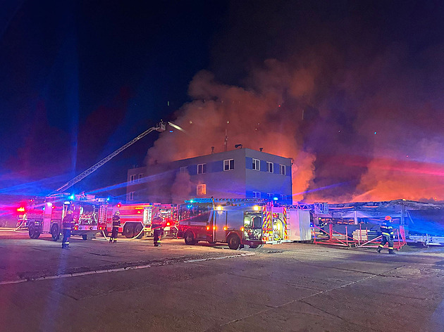 Žhářský útok na halu: policie obvinila dalšího člověka, jiného zadržela v cizině