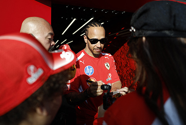 Tokijská jízda podle Hamiltona. Ve ferrari driftoval na legendárním parkovišti