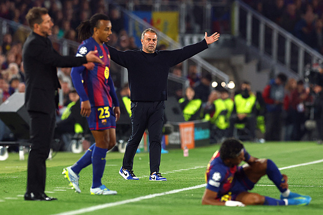 K čemu ten VAR máme? Flick se čertil na sudí, vadila mu červená i podivná ruka